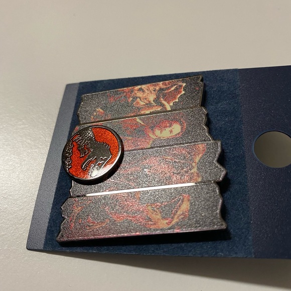 Universal Studios Jurassic World Red Pin New - Picture 7 of 11